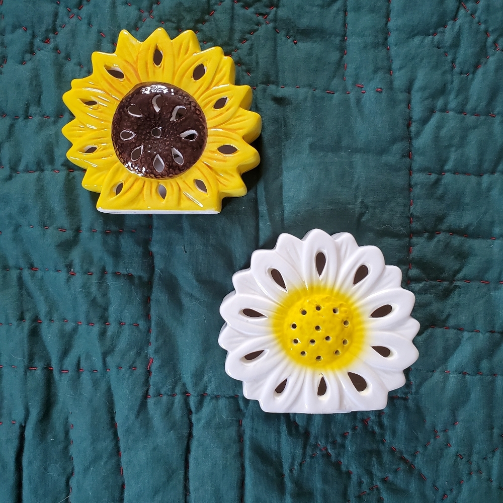 NEW Floral Ceramic Shelf Decor With LIGHTS. Set Of Two.